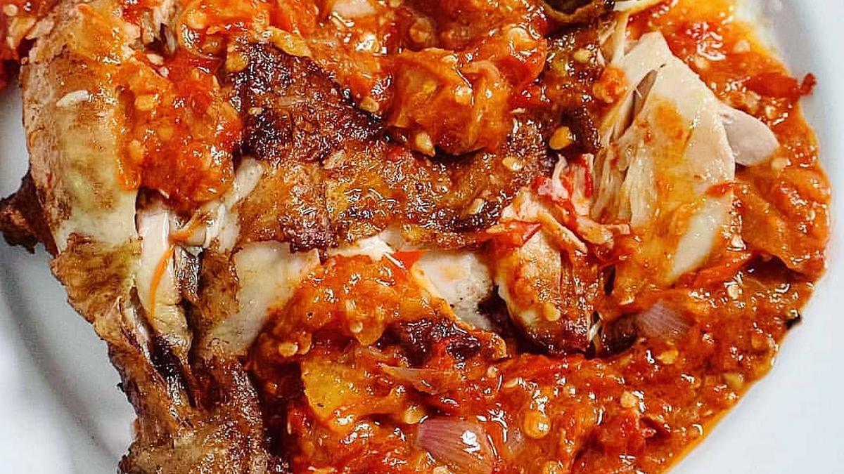 Resep Ayam Penyet Jawa dengan Sambal Terasi Pedas